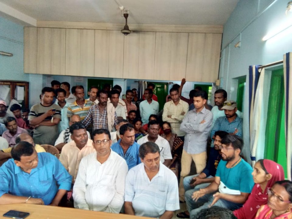 সরকারি প্রকল্পের টাকায় সঠিকভাবে কাজ না হওয়ার অভিযোগে গ্রামবাসীদের বিক্ষোভ সাঁকোয়া গ্রাম পঞ্চায়েতে।