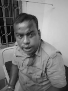 আহত ভিলেজে পুলিশ