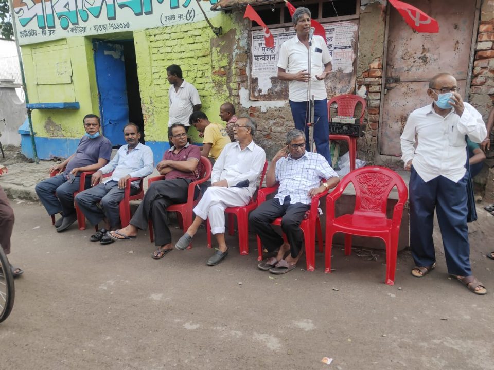জুট মিল মালিকদের জুলুমের প্রতিবাদে গেট সভা শ্রমিকদের।