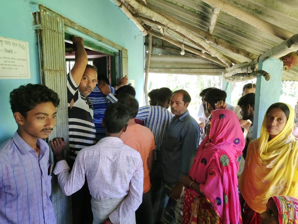 স্বনির্ভর গোষ্ঠীর মহিলাদের টাকা বেনিয়মের অভিযোগ সমবায় কৃষি উন্নয়ন সমিতির বিরুদ্ধে।