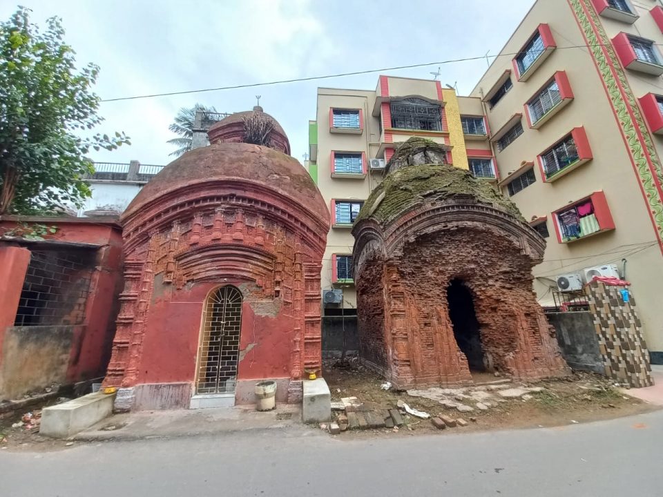 সংস্কারের অভাবে বর্তমানে ধ্বংস স্তুপে পরিনত পাঁচশত বছরের বেশী প্রাচীন জোড়া মন্দির।
