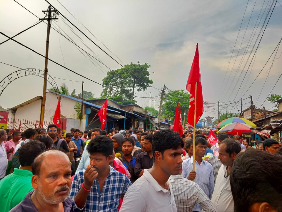 রেল পুলিসের জুলুমের প্রতিবাদে উলুবেড়িয়া আর.পি.এফ. দপ্তরে যৌথ হকার্স ইউনিয়নের ডেপুটেশন।