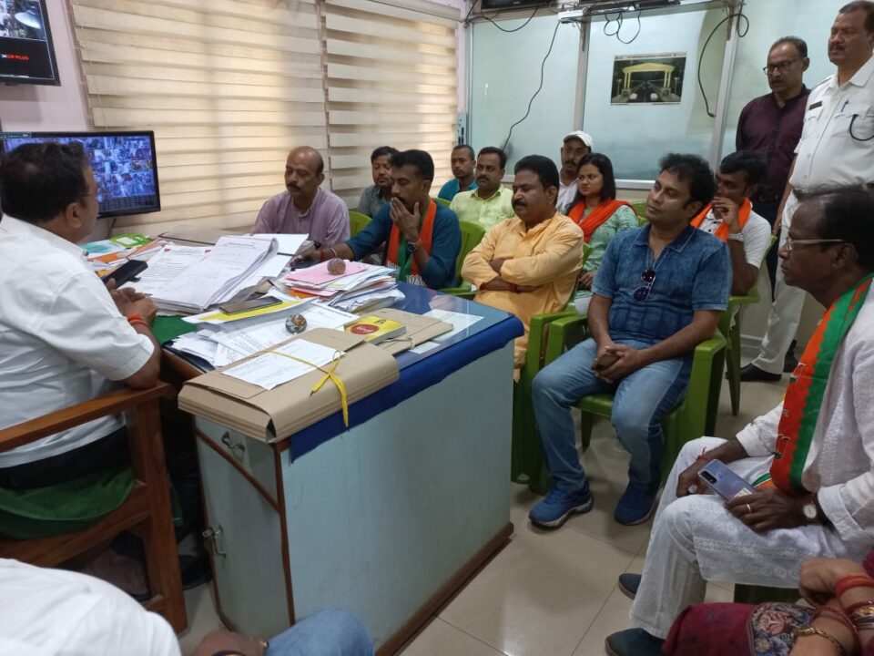 উত্তরপাড়া পৌরসভায় ভারতীয় জনতাপার্টির ডেপুটেশন জমা।