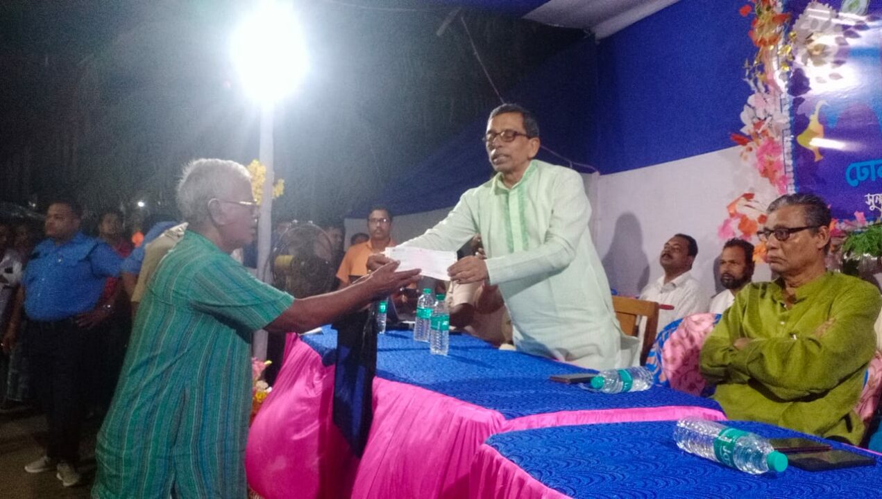 পূজা কমিটিদের দেওয়া হলো ৬০ হাজারের চেক।