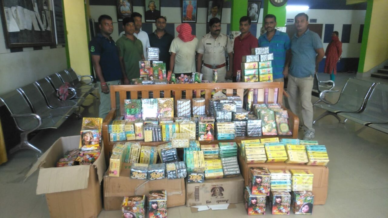 ১০০ কেজিরও বেশি নিষিদ্ধ শব্দবাজি উদ্ধার গোবরডাঙ্গায়, গ্রেপ্তার ১।