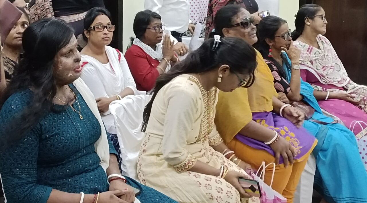 অ্যাসিড আক্রান্ত ব্যক্তিদের পাশে রোটারি ক্লাব অফ সাউথ সার্কেল।