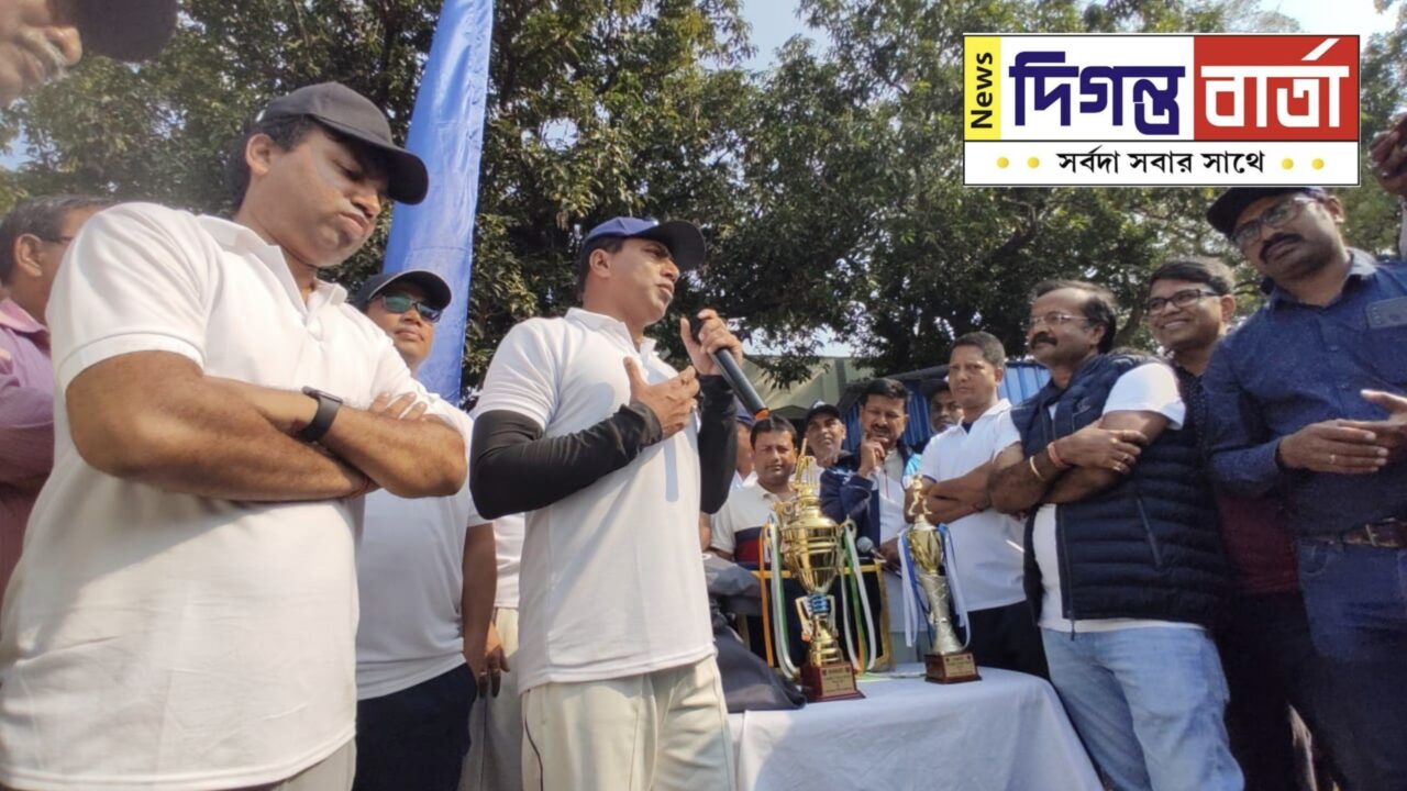 সাংবাদিক একাদশ বনাম পুলিশ একাদশ অনুষ্ঠিত হলো প্রীতি ক্রিকেট ম্যাচ।