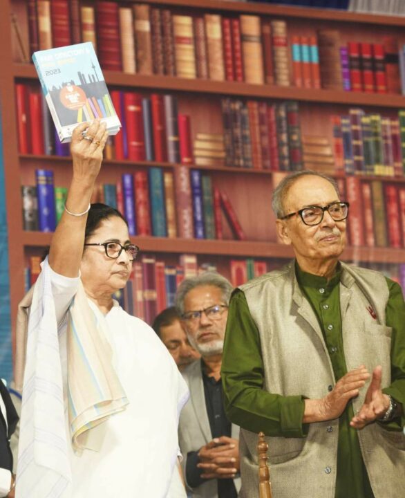 মুখ্যমন্ত্রীর ৬টি নতুন বই প্রকাশ, তোপ দাগলেন বিরোধীদেরও।