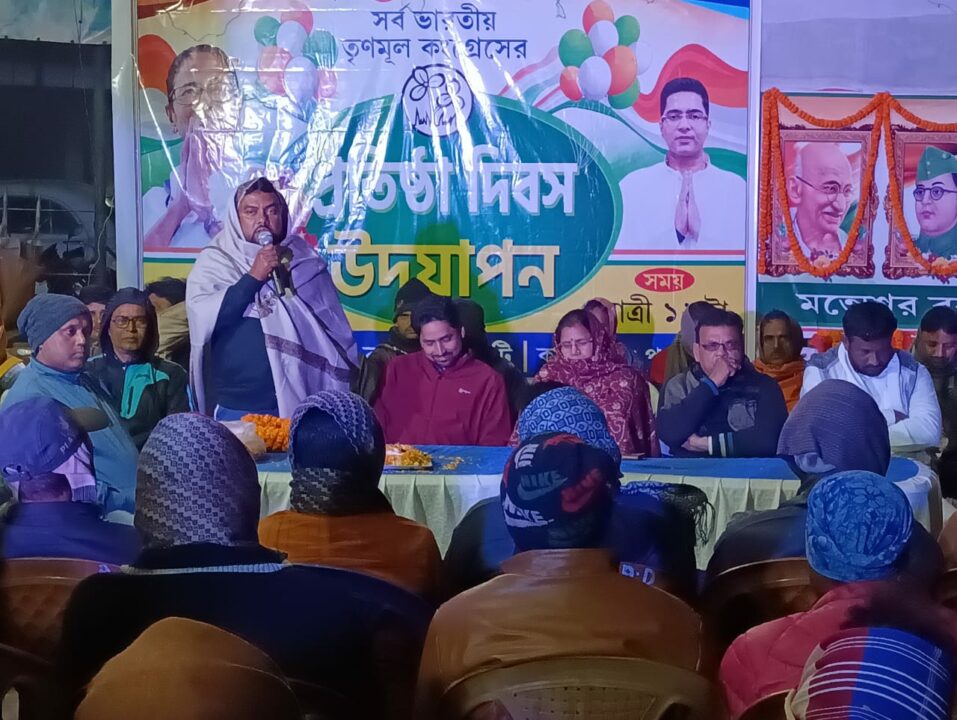 রাত ১২টায় ব্লক তৃণমূল কংগ্রেসের ২৬তম প্রতিষ্ঠা দিবস পালন মন্তেশ্বর।