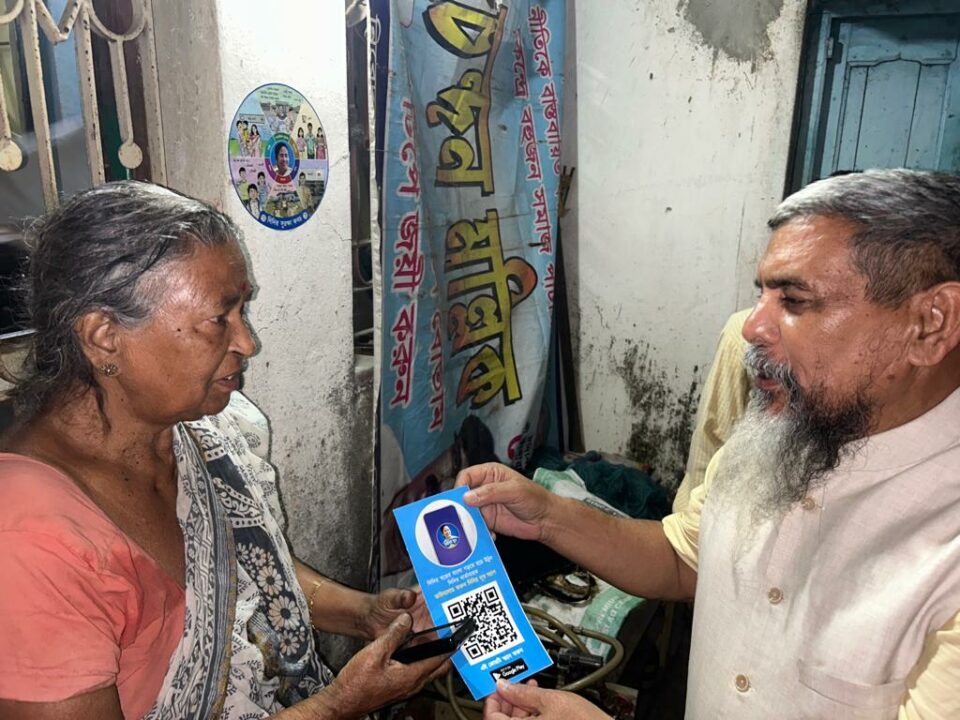 দিদির সুরক্ষা কবচ কর্মসূচি নিয়ে বাড়িতে বাড়িতে পঞ্চায়েত প্রধান।