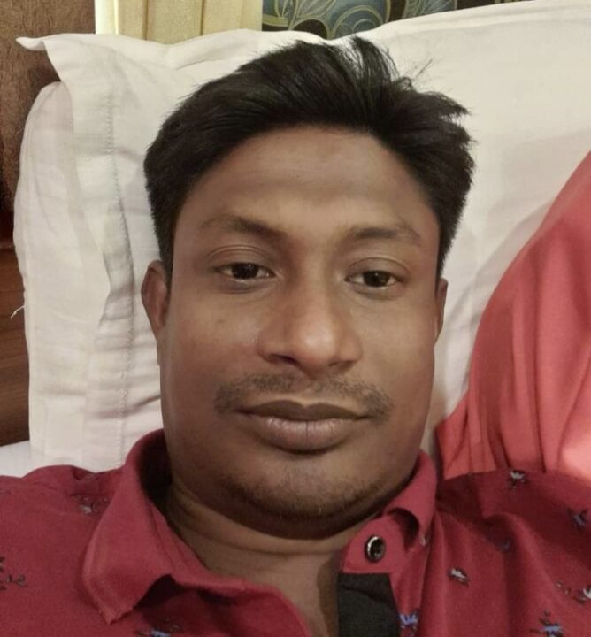ঘরের মধ্যে থেকে শিক্ষকের ঝুলন্ত দেহ উদ্ধার।