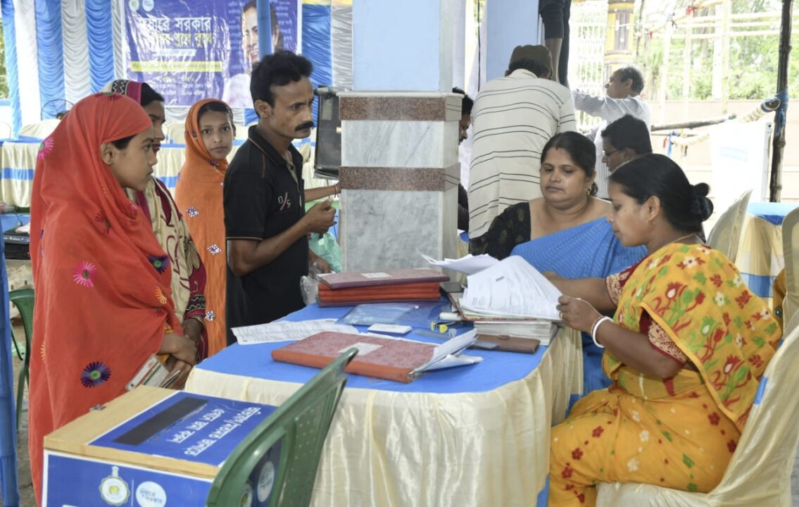 ষষ্ঠ দুয়ারে সরকার শিবিরে উপভোক্তাদের পরিষেবা প্রদান কুলপিতে।