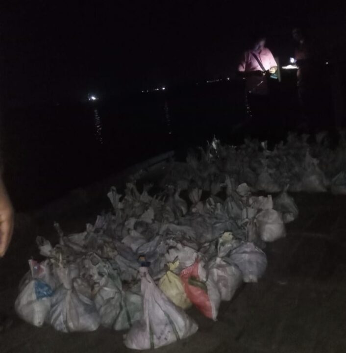 থলে ভর্তি লক্ষাধিক টাকার কয়েন উদ্ধার।