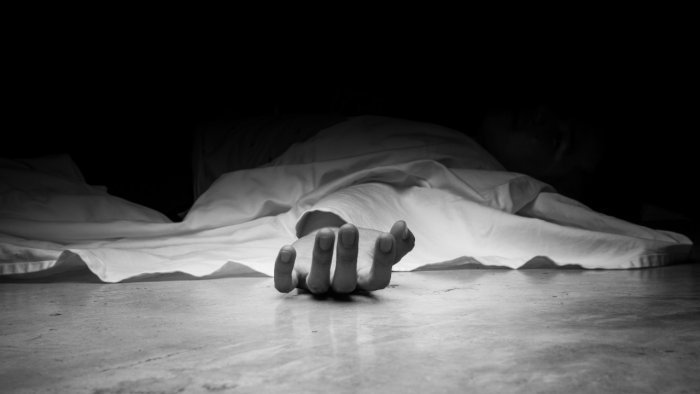 An old woman's hanging body was recoveredin Fraserganj