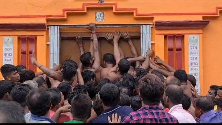 The treasure of Jagannath's aunt's house was looted in front of the police.