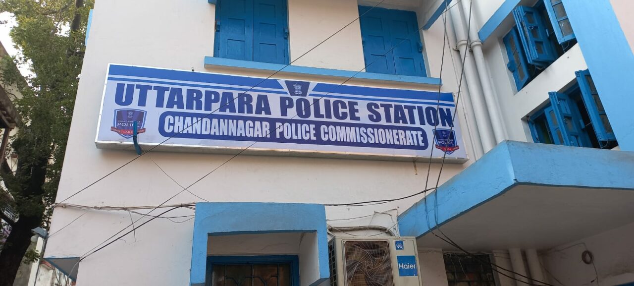 প্রকাশ্যে গাঁজা সেবন, আটক পাঁচ।