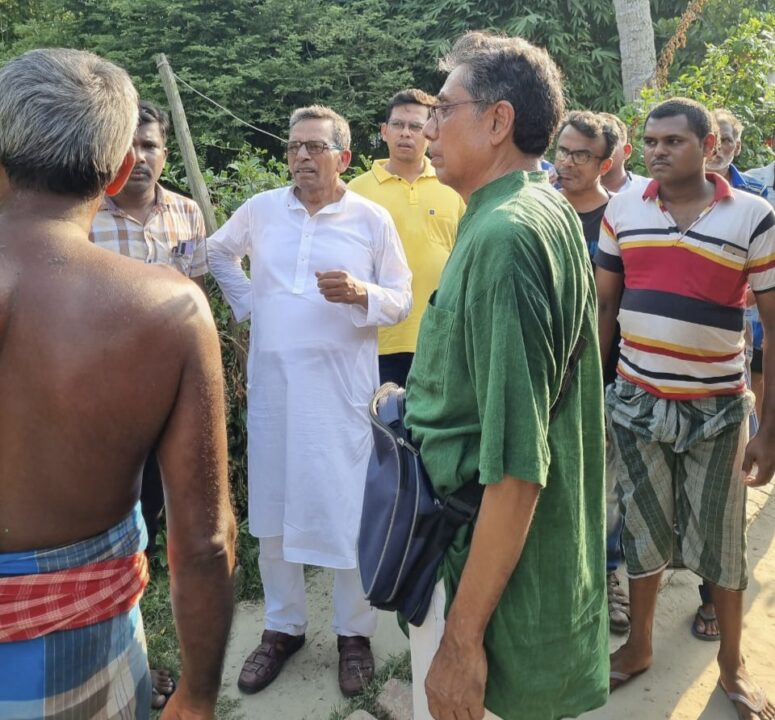 ট্রেন দুর্ঘটনায় নিহত তিন যুবকের দেহ এসে পৌঁছল কুলপিতে।
