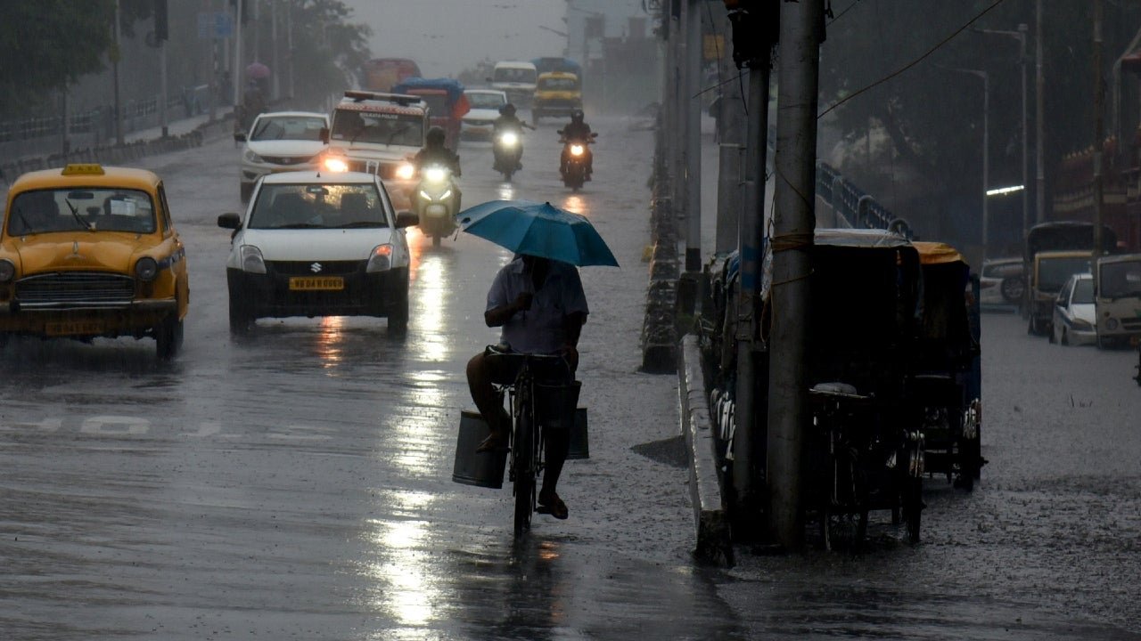 Heavy rain due to low pressure.kolkata weather today