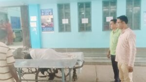 হাসপাতালের বাইরে ঠেলাগাড়িতে পড়ে রোগী।