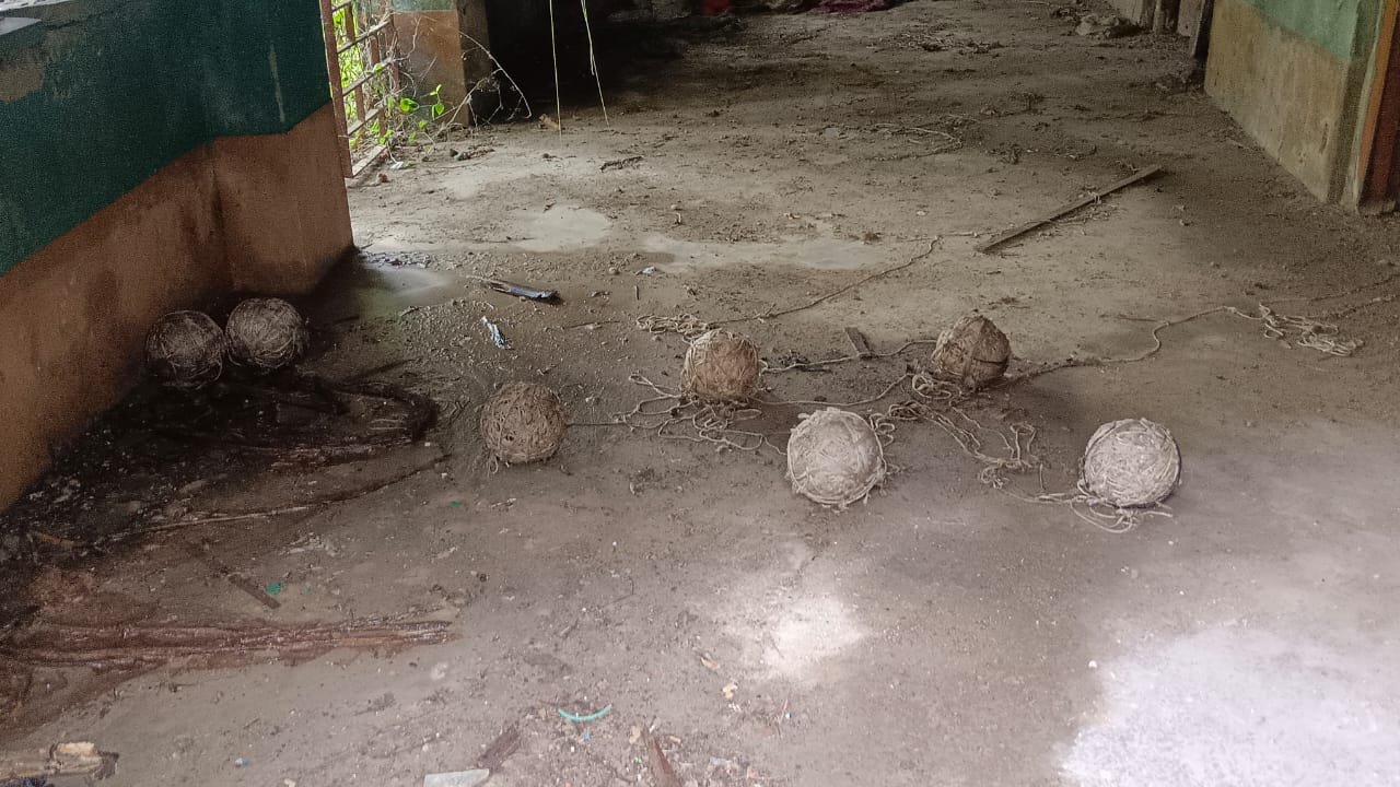 Bomb found in abandoned house hooghly