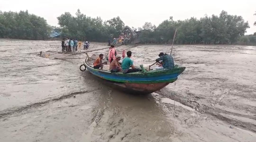 Passenger boat stuck middle river