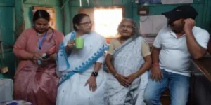 The chief minister chatted in the old lady's room over tea