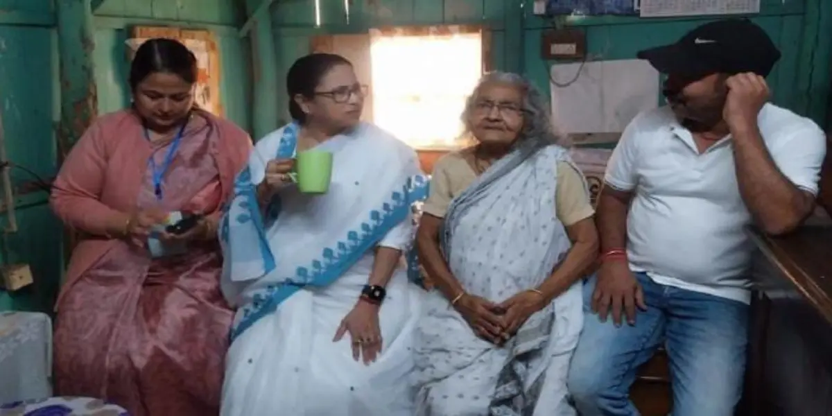 The chief minister chatted in the old lady's room over tea