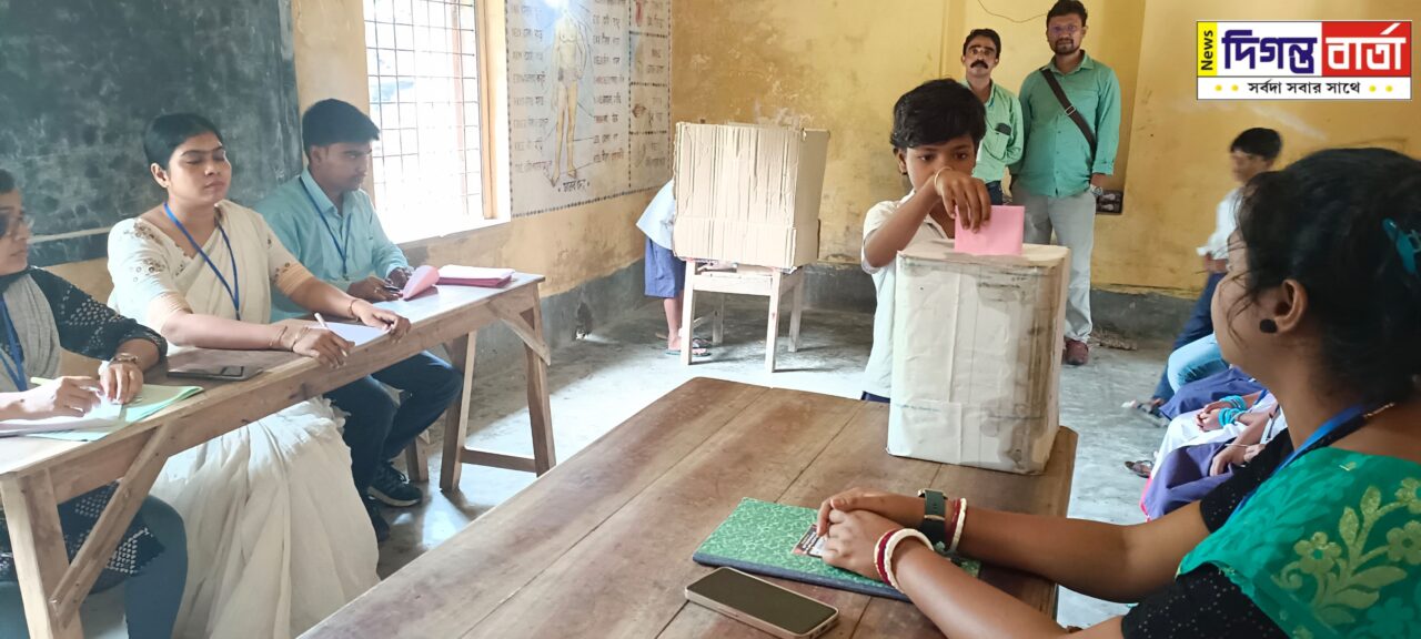 ভোটের মাধ্যমে শিশু সংসদ গঠন প্রাথমিক বিদ‍্যালয়ে।