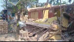 ভাঙতে ভাঙতে হুড়মুড়িয়ে ভেঙ্গে পড়লো পুরনো বাড়ি।