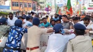 বচসা, ধস্তাধস্তি, পুলিশের ব‍্যারিকেড ভাঙ্গার অভিযোগ বিজেপির বিরুদ্ধে।