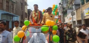 অগ্নিদেবের দাপট উপেক্ষা করে প্রচারে কবীর শংকর বোস।