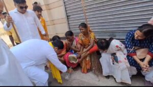 প্রচারে বেরিয়ে সাফাই কর্মীর পা ধুয়ে দিলেন কবীর&hellip;