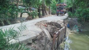 কালভার্ট নয় যেন মরণফাঁদ বিপাকে এলাকাবাসী।