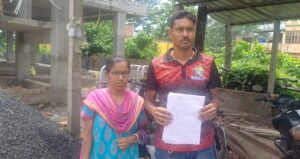 ব্যাংকের নামে প্রতারণা, মাথায় হাত গৃহবধুর।