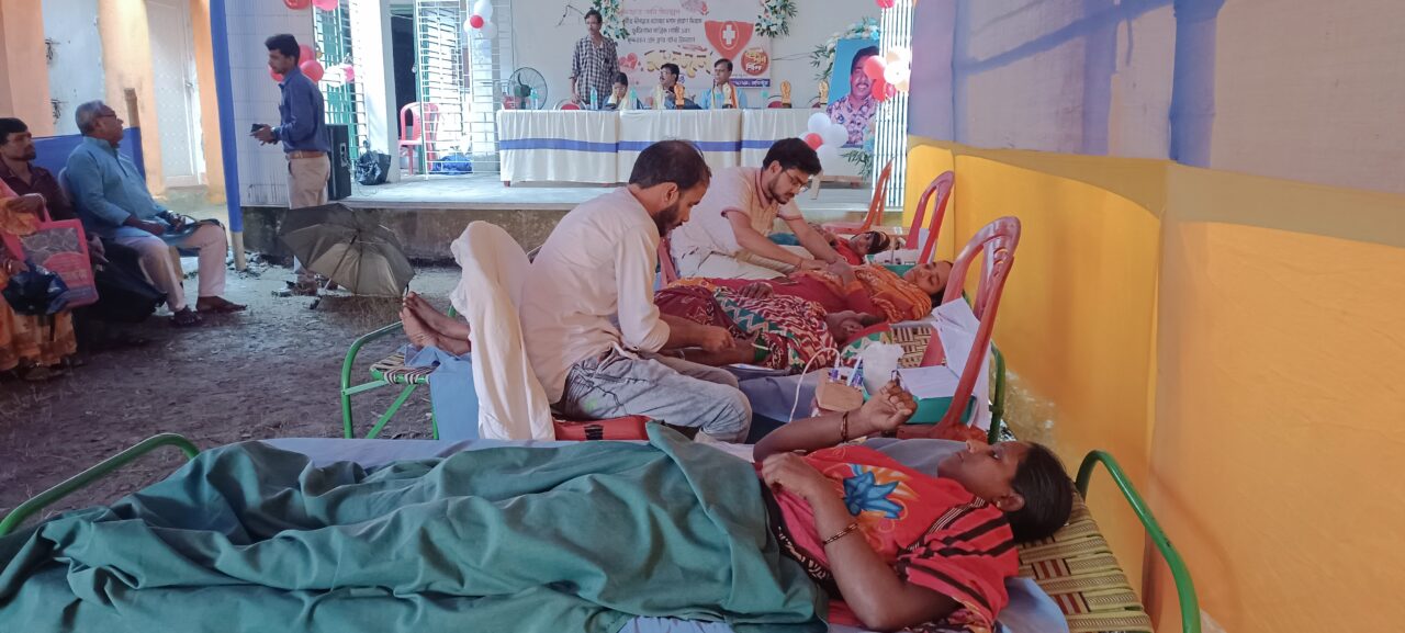 সুন্দরবন প্রেস ক্লাবের উদ্যোগে রক্তদান শিবির ও চারা বিতরণ।