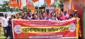 জেলাশাসকের কার্যালয় ঘেরাও অভিযান ঘিরে ধুন্ধুমার চুঁচুড়া।