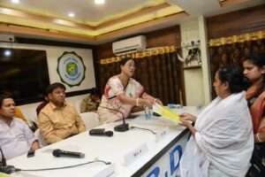 মৃত মৎস্যজীবী পরিবারদের হাতে সরকারি অনুদান প্রদান জেলা&hellip;
