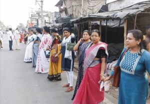 জাতীয় সড়কে মহিলা তৃণমূলের মানববন্ধন কর্মসূচি পালন।