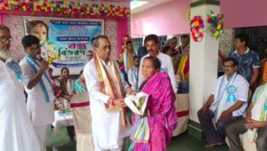 পুজোর আগে দুঃস্থদের হাতে নতুন বস্ত্র তুলে দিল&hellip;