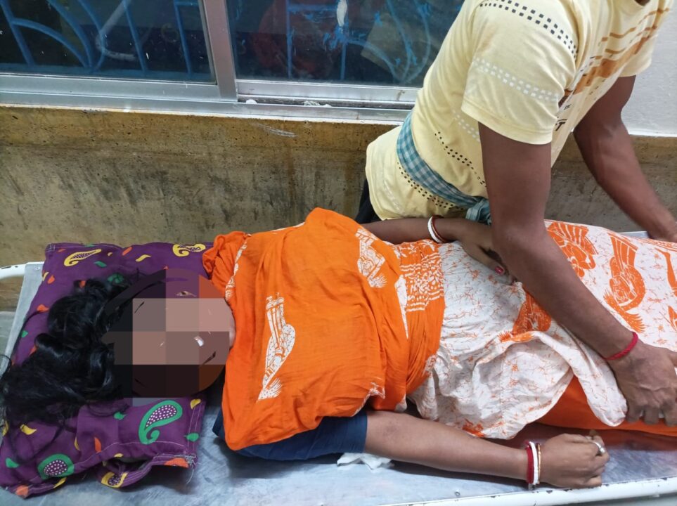 ভুল চিকিৎসায় মৃত্যু গৃহবধূর, আটক চিকিৎসক।