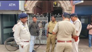 স্টেট ব্যাঙ্কে ডাকাতির অভিযোগ, গ্রাহকদের মাথায় হাত।