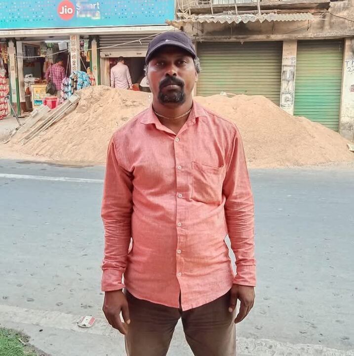 যুবকের দেহ ঘিরে চাঞ্চল্য, ঘটনাস্থলে দুই থানার পুলিশ।