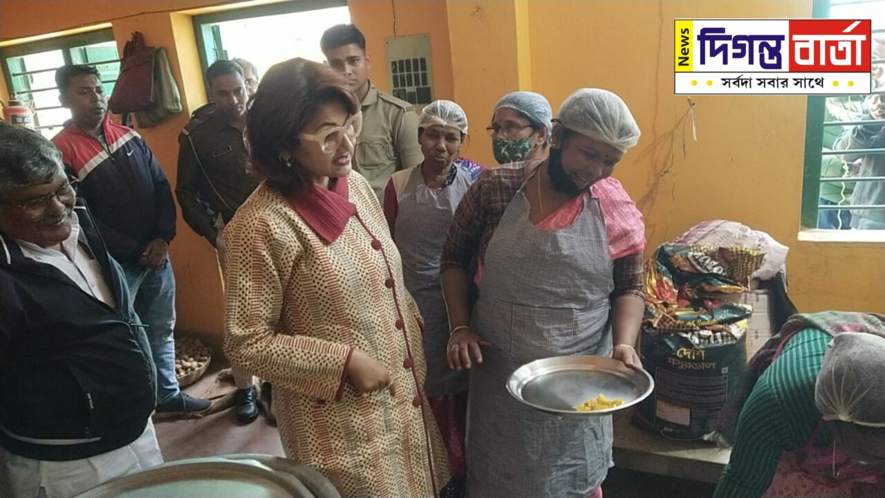 নতুন বছরের শুভেচ্ছা জানাতে বিভিন্ন স্কুলে হাজির রচনা।