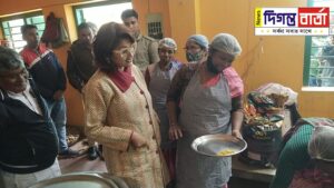 নতুন বছরের শুভেচ্ছা জানাতে বিভিন্ন স্কুলে হাজির রচনা।