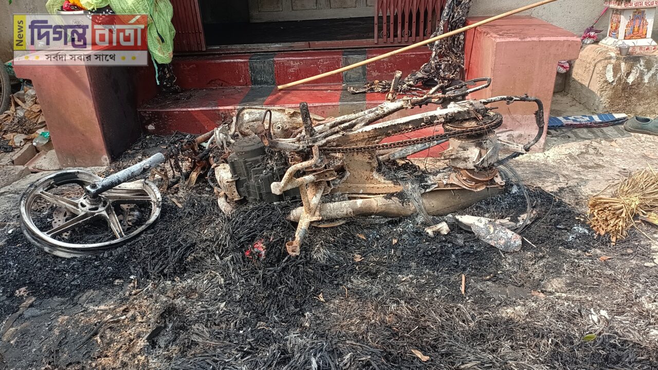 তৃণমুল করায় বাড়িতে ও গাড়িতে আগুন, অভিযোগের তীর বিজেপির দিকে।