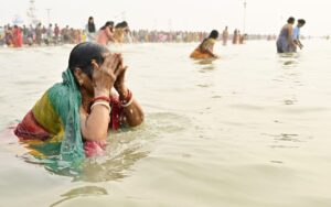 মাহেন্দ্রক্ষনে মোক্ষলাভের আশায় সাগরে স্নান সারলেন পূণ‍্যার্থীরা।