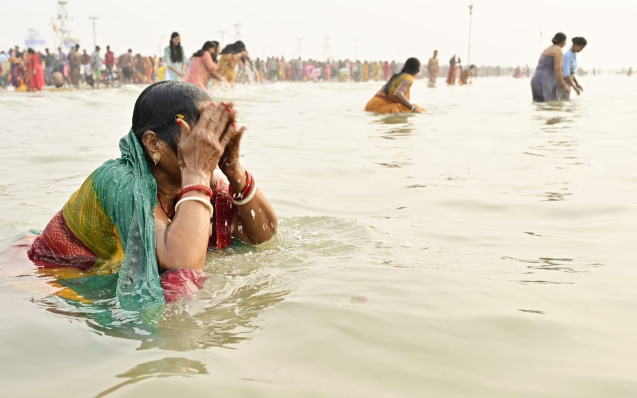 মাহেন্দ্রক্ষনে মোক্ষলাভের আশায় সাগরে স্নান সারলেন পূণ‍্যার্থীরা।