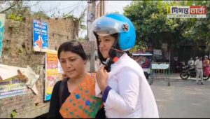 মায়ের কোলে চেপে মাধ্যমিক পরীক্ষায় তমশ্রী।