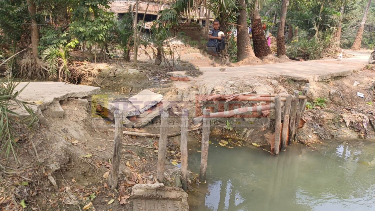 কংক্রিটের ব্রিজ ভেঙে যাওয়ায় বেহাল দশার কারণে ভোগান্তি বাসিন্দাদের।
