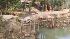 কংক্রিটের ব্রিজ ভেঙে যাওয়ায় বেহাল দশার কারণে ভোগান্তি&hellip;